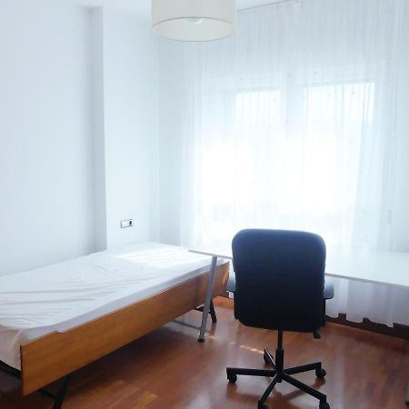 Apartamento Luminoso, Funcional Y Amplio En Zona Hospitalaria Pamplona Exteriör bild